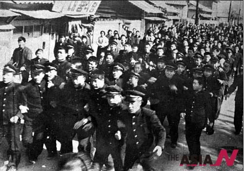 4·19 혁명 당시 스크럼을 짜고 행진하는 학생들