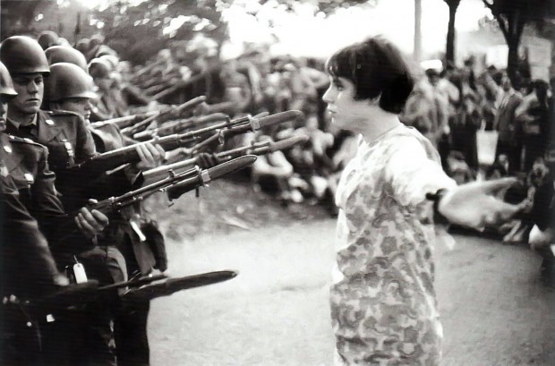 '꽃을 든 여인, 베트남 반전시위'(워싱턴 D.C., 미국, 1967.10.21.)