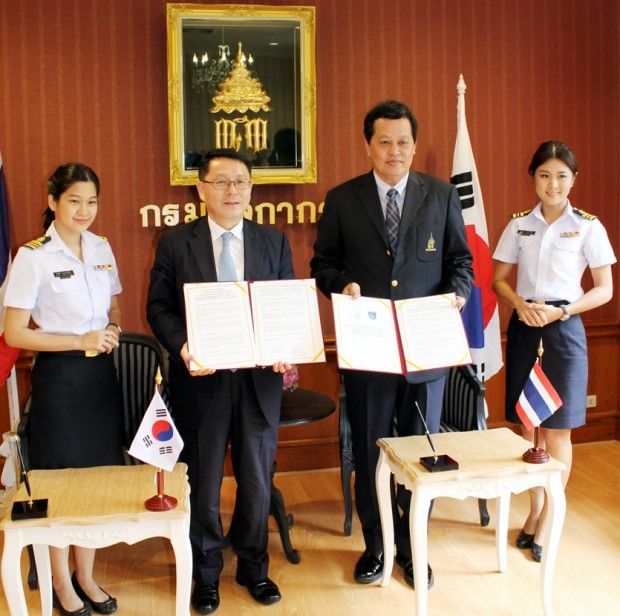24일 태국 방콕 태국 관세청에서 천홍욱 관세청 차장(왼쪽 두 번째)이 유타나 임가룬트(Mr. Yuttana Yimgarund) 태국 관세차장과 AEO MRA 체결을 위한 액션플랜에 서명한 후 기념촬영을 하고 있다.  