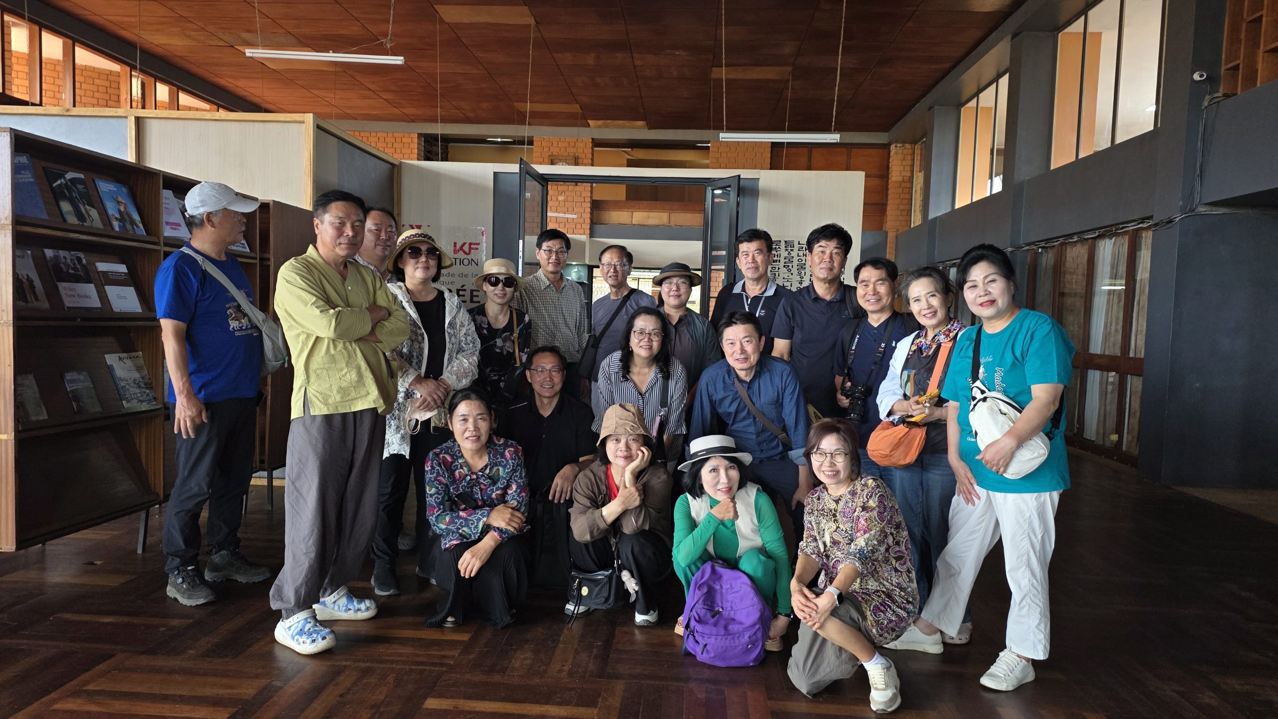 한국의 시, 마다가스카르 바오밥나무 아래 울려 퍼졌다...3개국 시인 25명... - 뉴스 썸네일 이미지